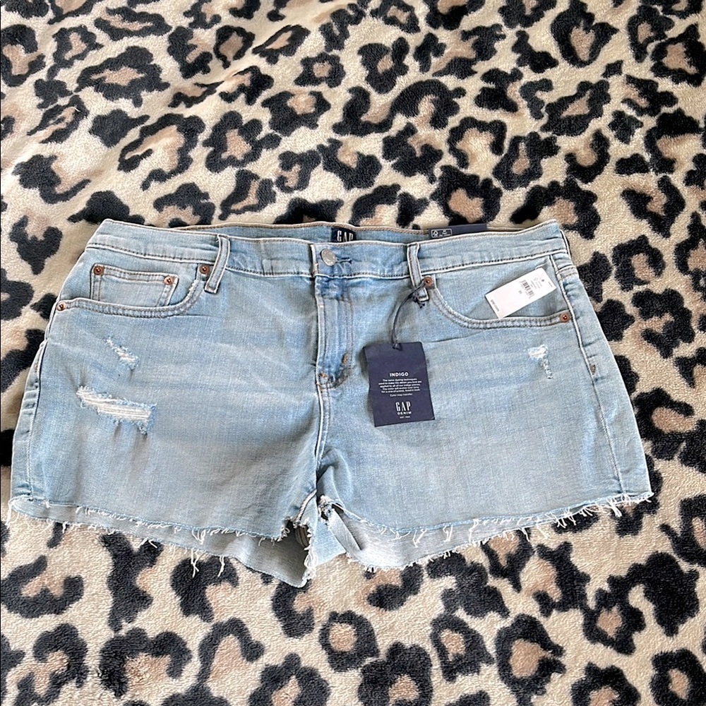 NWT GAP Women's Light Blue Denim Shorts - size 33”